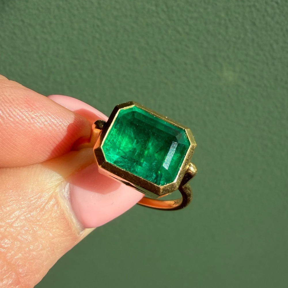 Jillian Abboud 18k Gold and 3.58 carat Natural Emerald Swivel Signet